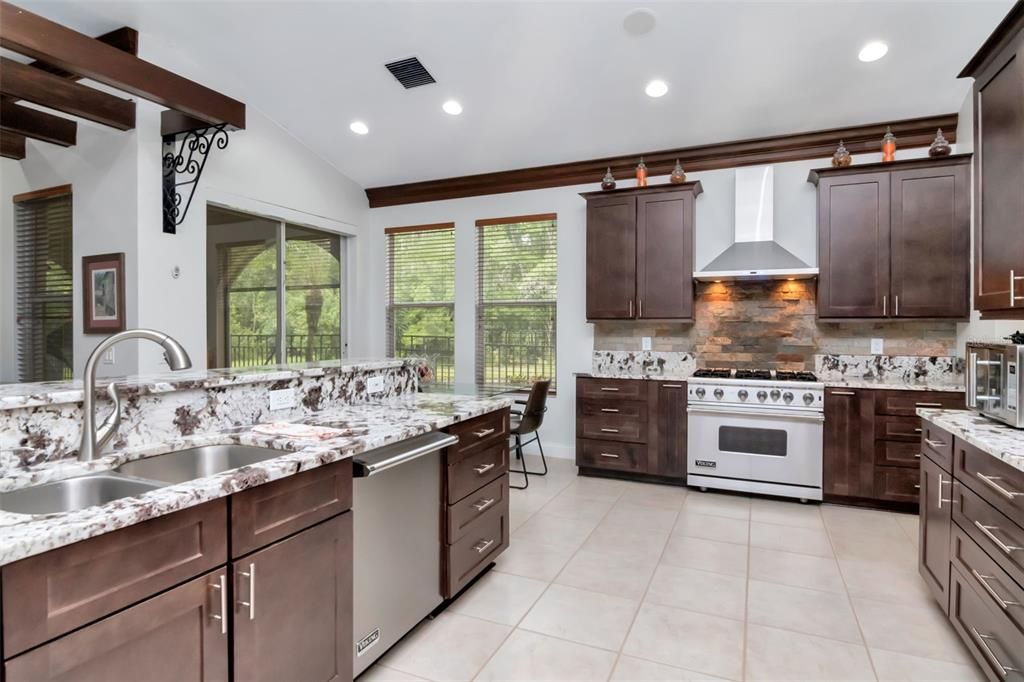 Под контрактом: $999,990 (5 спален, 5 ванн, 3720 Квадратных фут)