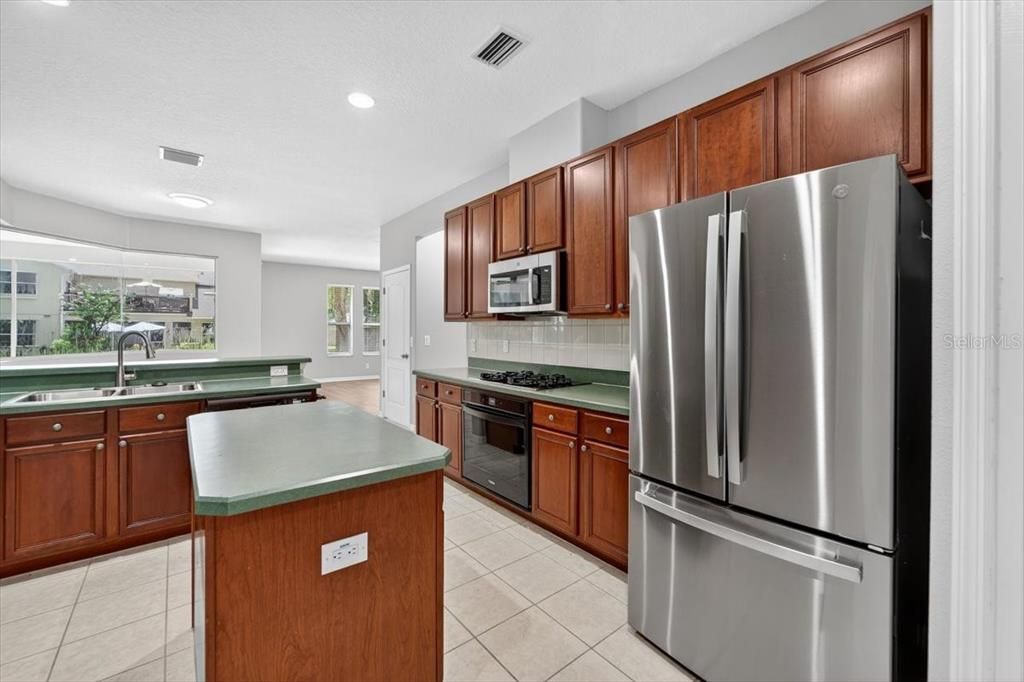 Activo con contrato: $534,900 (4 camas, 3 baños, 3423 Pies cuadrados)