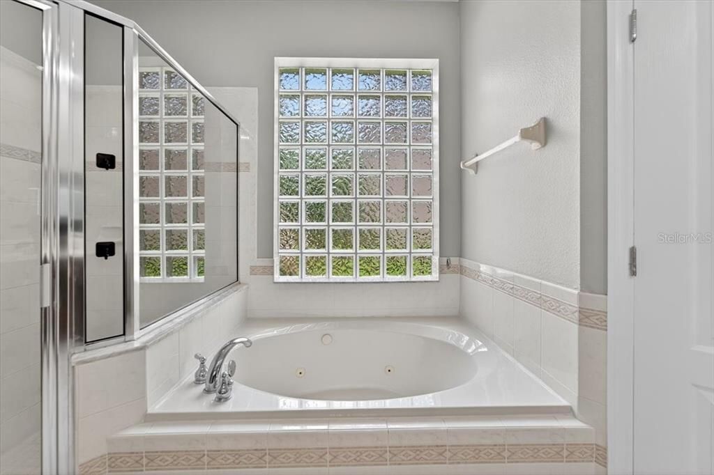 Activo con contrato: $534,900 (4 camas, 3 baños, 3423 Pies cuadrados)