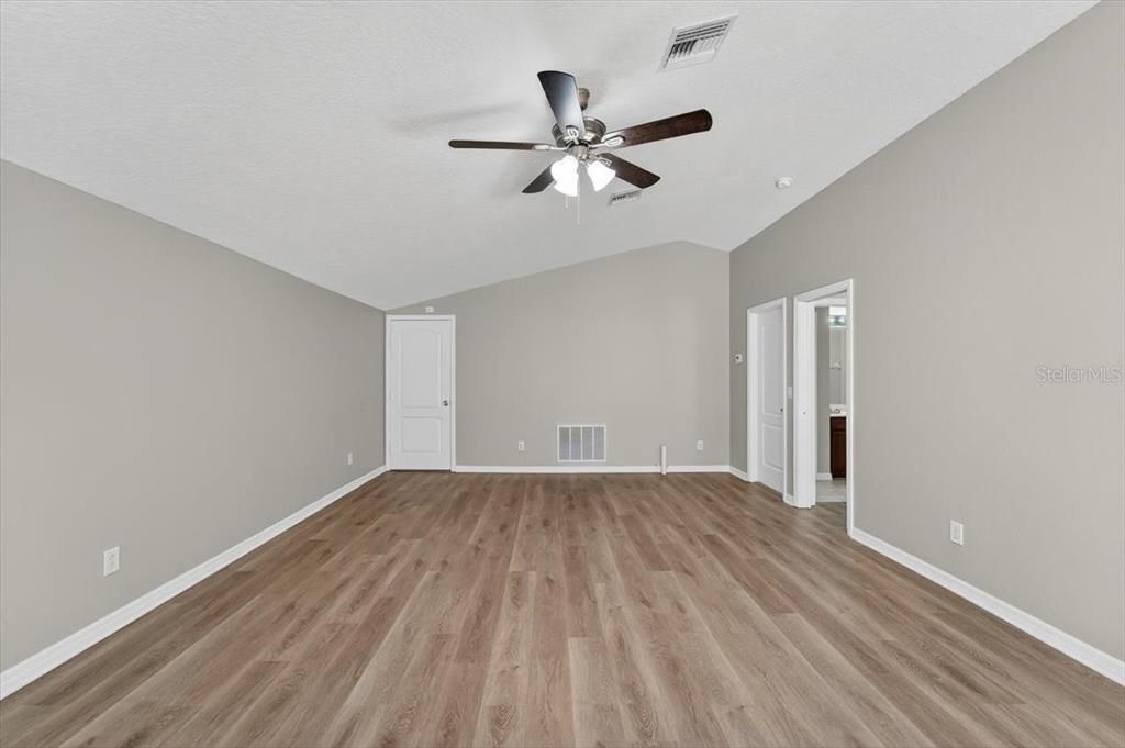 Activo con contrato: $534,900 (4 camas, 3 baños, 3423 Pies cuadrados)