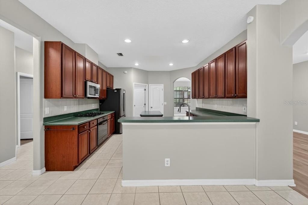 Activo con contrato: $534,900 (4 camas, 3 baños, 3423 Pies cuadrados)