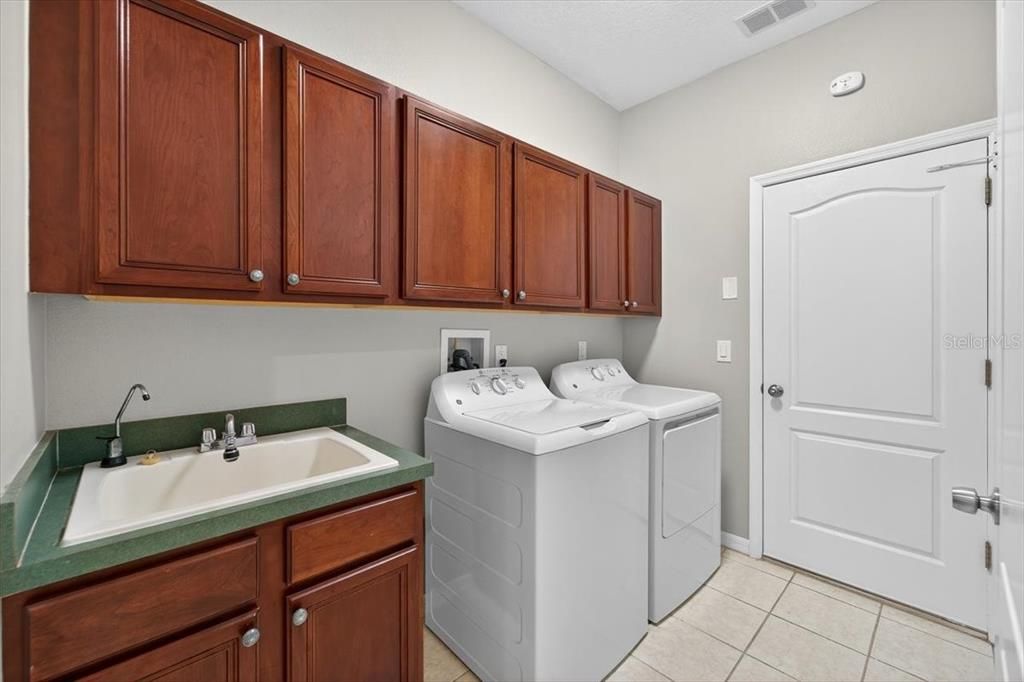 Activo con contrato: $534,900 (4 camas, 3 baños, 3423 Pies cuadrados)