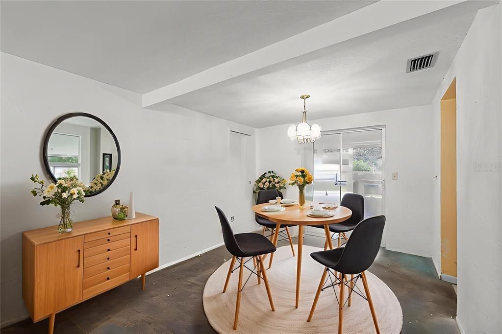 待售: $225,000 (4 贝兹, 3 浴室, 2047 平方英尺)