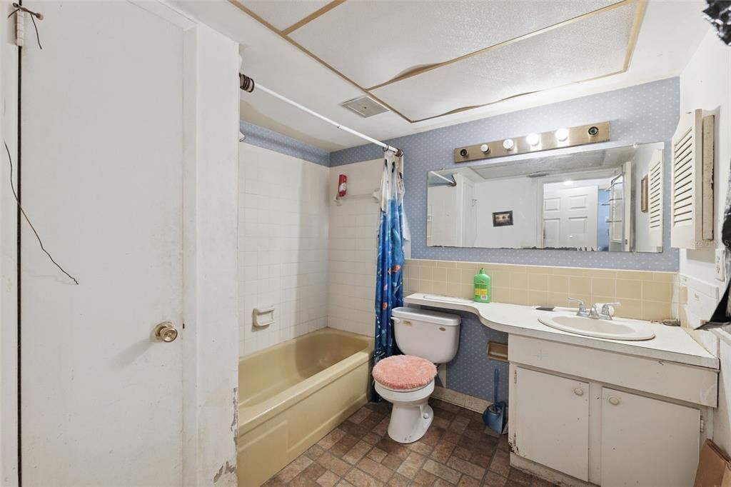 待售: $225,000 (4 贝兹, 3 浴室, 2047 平方英尺)