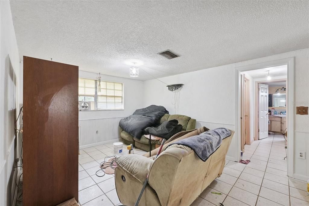 待售: $225,000 (4 贝兹, 3 浴室, 2047 平方英尺)