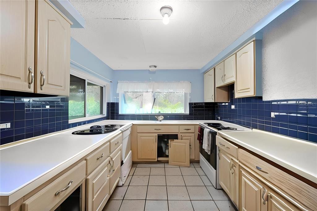 待售: $225,000 (4 贝兹, 3 浴室, 2047 平方英尺)