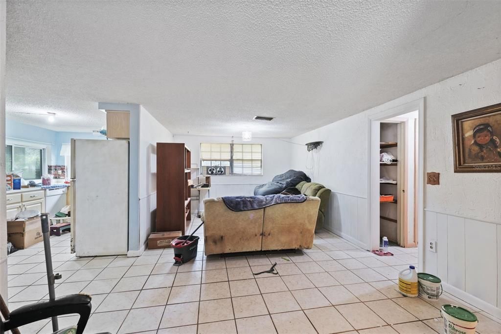 待售: $225,000 (4 贝兹, 3 浴室, 2047 平方英尺)