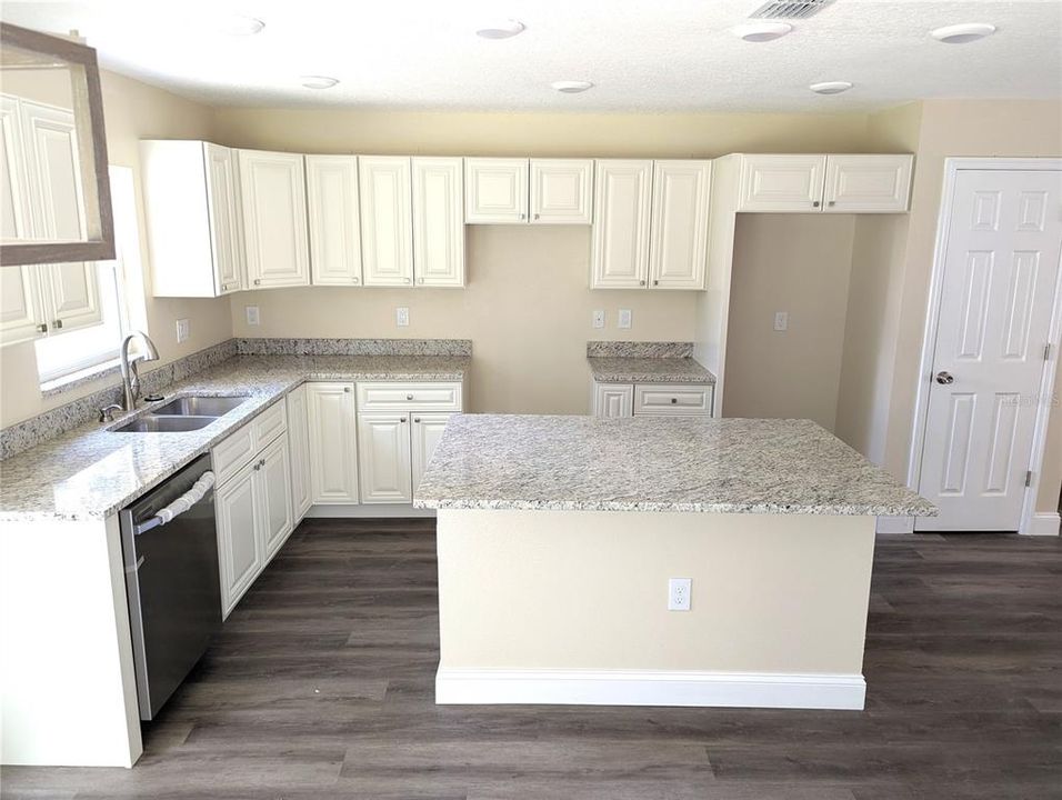 For Sale: $315,000 (3 beds, 2 baths, 1401 Square Feet)