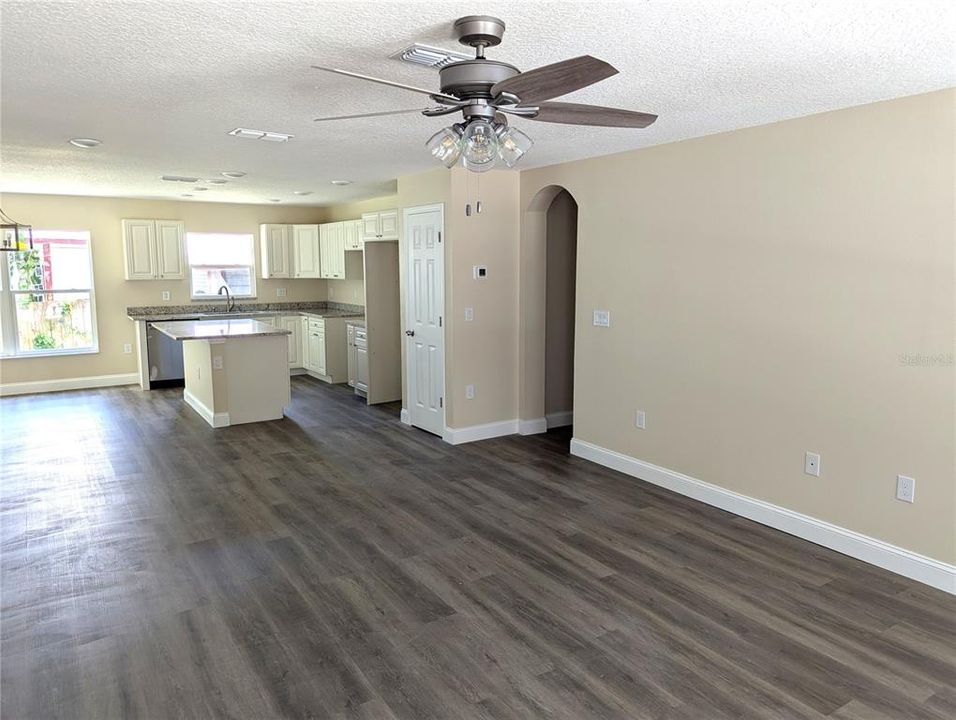 For Sale: $315,000 (3 beds, 2 baths, 1401 Square Feet)