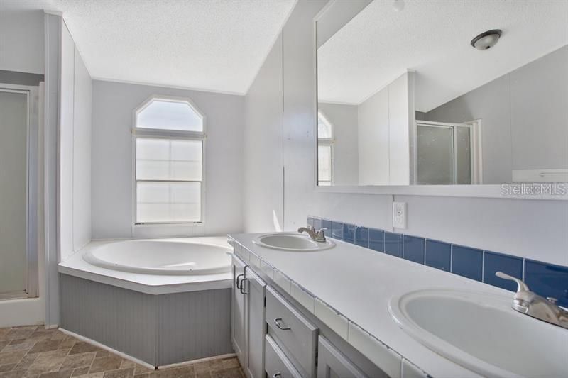 На продажу: $289,000 (4 спален, 2 ванн, 2050 Квадратных фут)