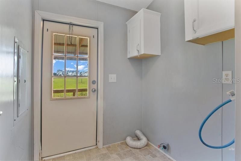 На продажу: $289,000 (4 спален, 2 ванн, 2050 Квадратных фут)