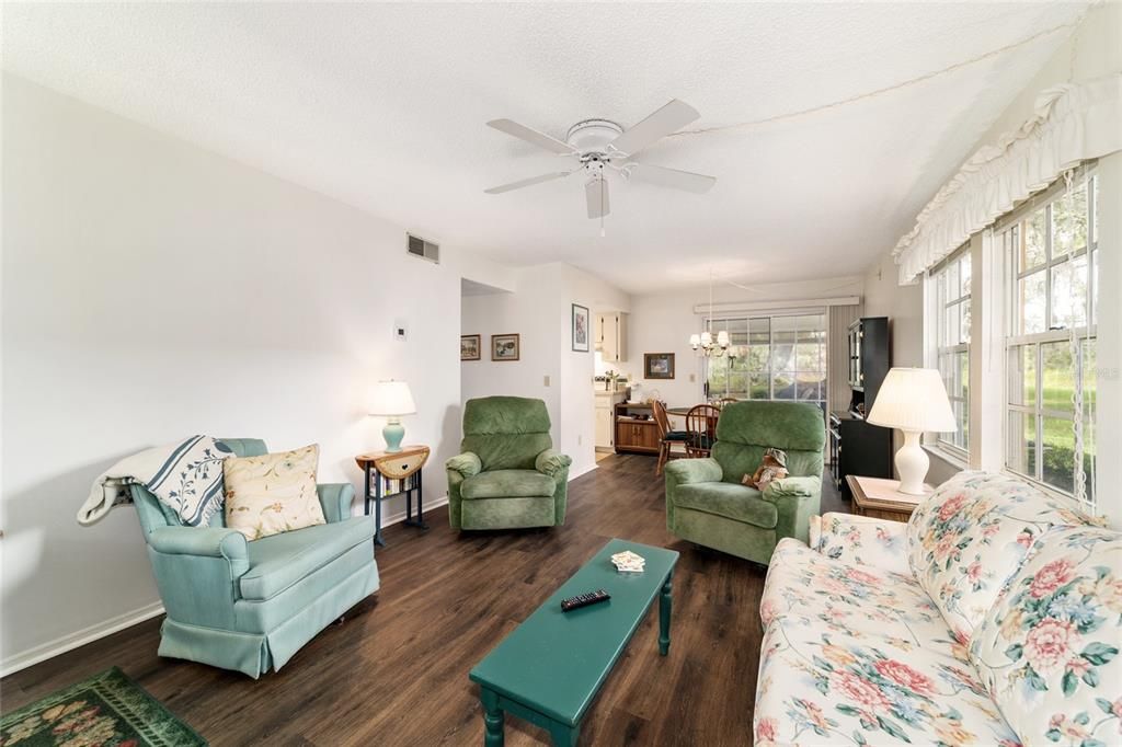 На продажу: $139,900 (2 спален, 2 ванн, 840 Квадратных фут)