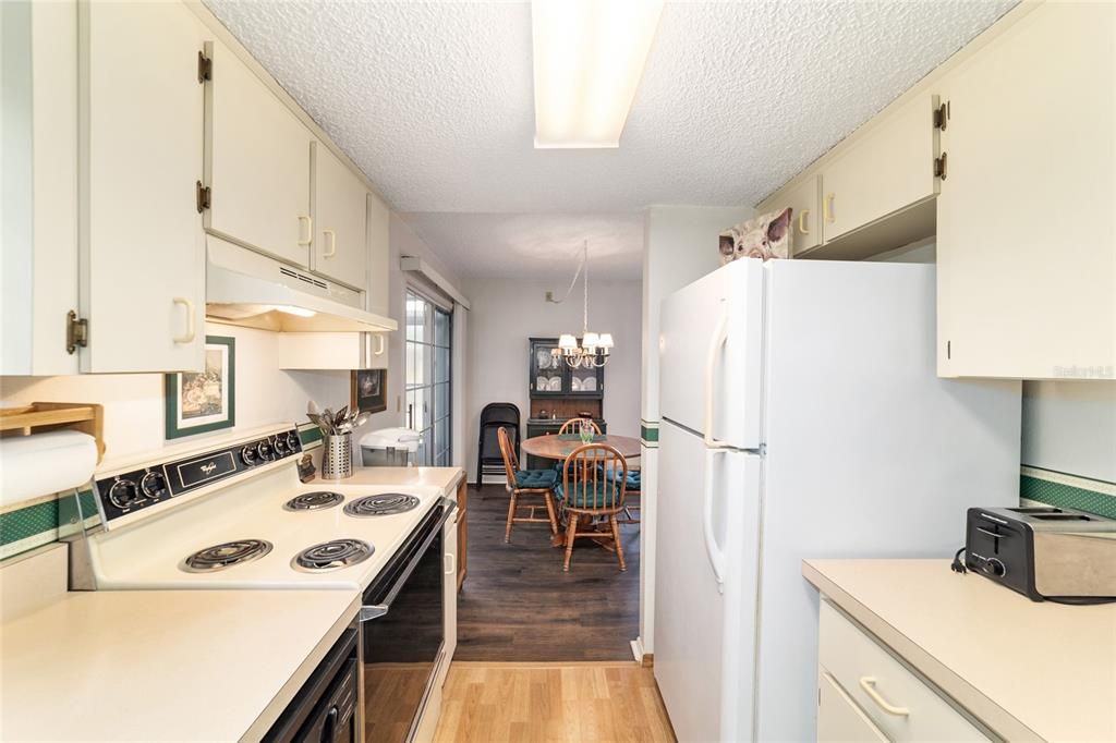 На продажу: $139,900 (2 спален, 2 ванн, 840 Квадратных фут)