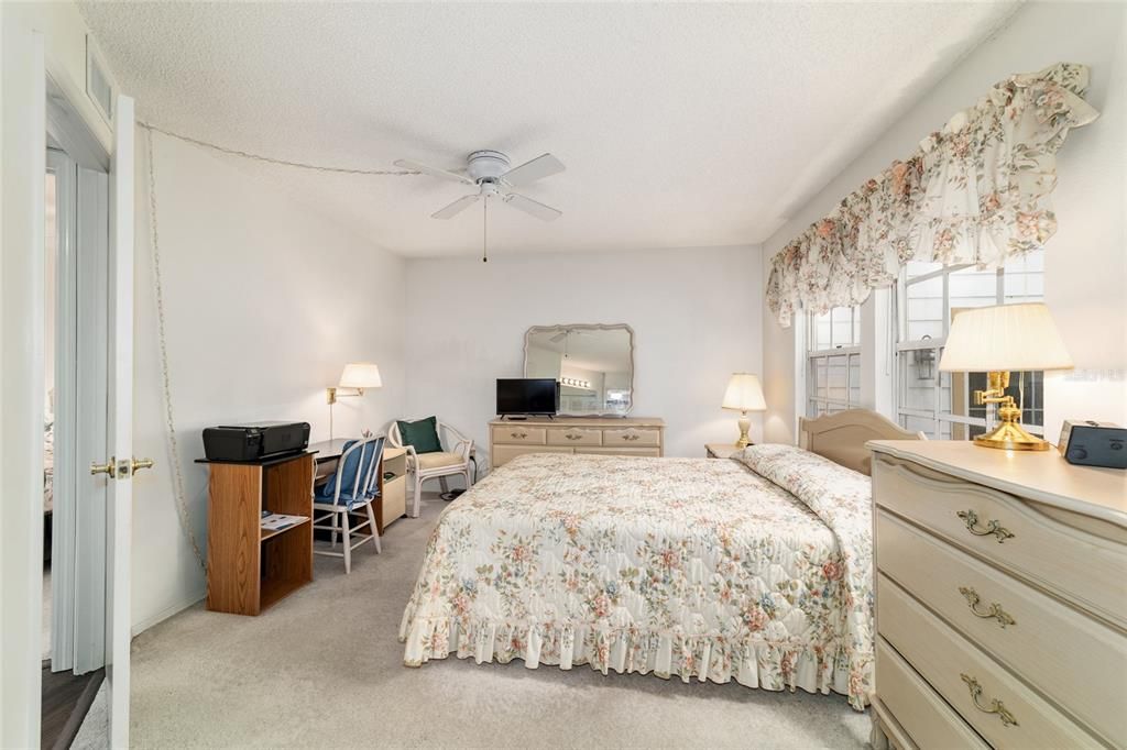 На продажу: $139,900 (2 спален, 2 ванн, 840 Квадратных фут)