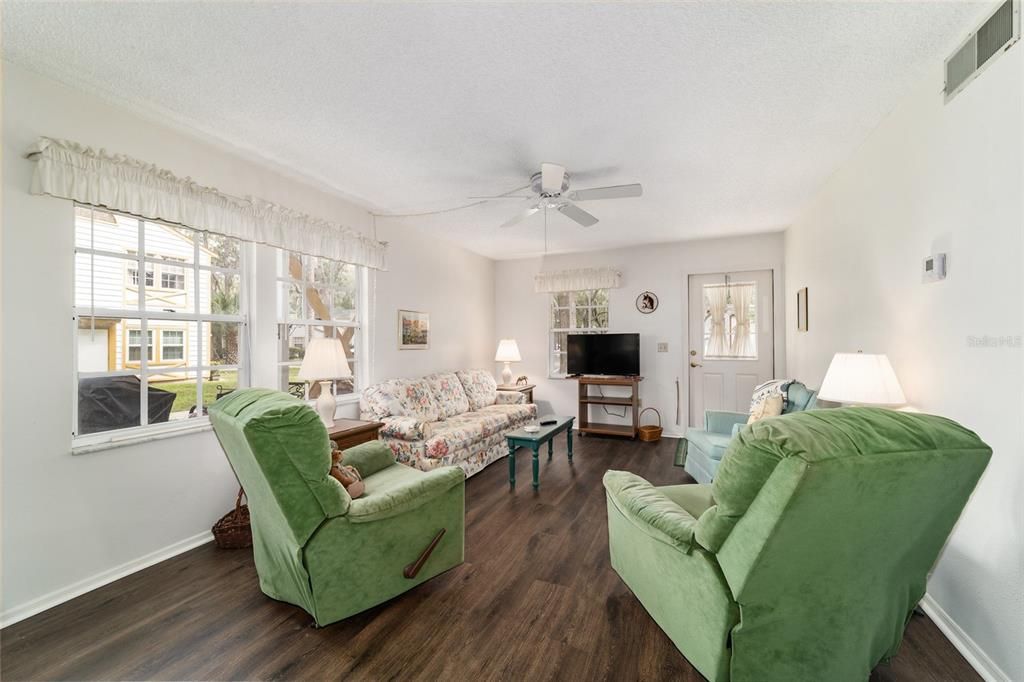 На продажу: $139,900 (2 спален, 2 ванн, 840 Квадратных фут)