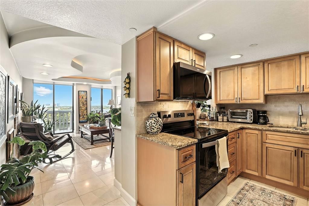 For Sale: $219,000 (1 beds, 1 baths, 799 Square Feet)