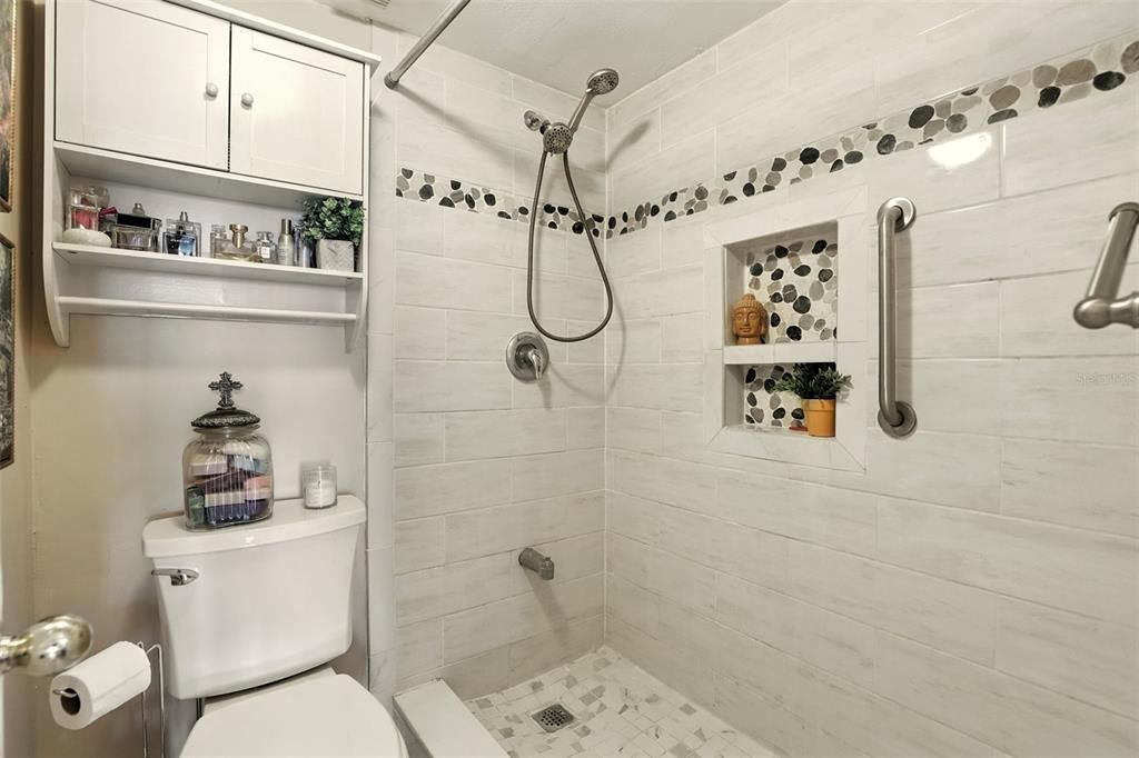 For Sale: $219,000 (1 beds, 1 baths, 799 Square Feet)