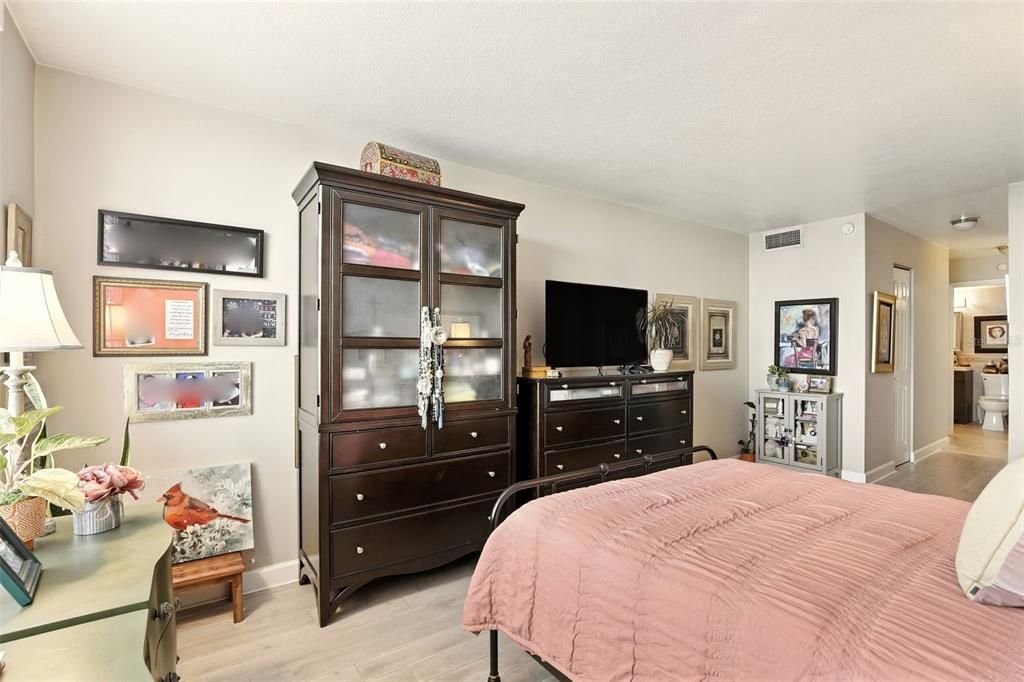 For Sale: $219,000 (1 beds, 1 baths, 799 Square Feet)