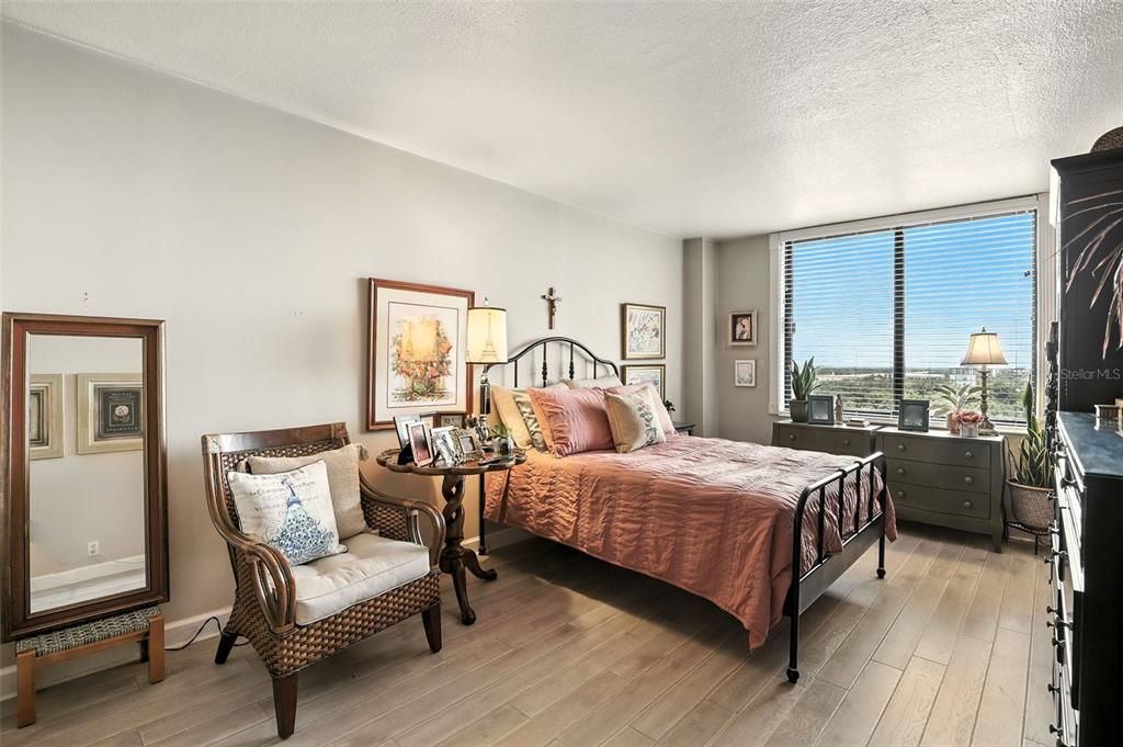 For Sale: $219,000 (1 beds, 1 baths, 799 Square Feet)