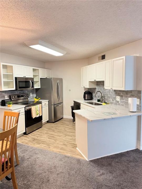 Под контрактом: $140,000 (1 спален, 1 ванн, 825 Квадратных фут)