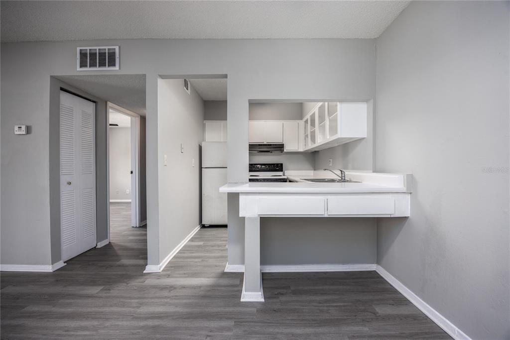 待售: $94,900 (1 贝兹, 1 浴室, 702 平方英尺)