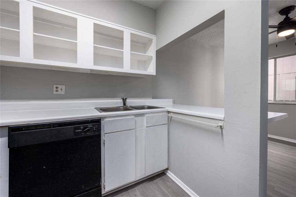 待售: $94,900 (1 贝兹, 1 浴室, 702 平方英尺)