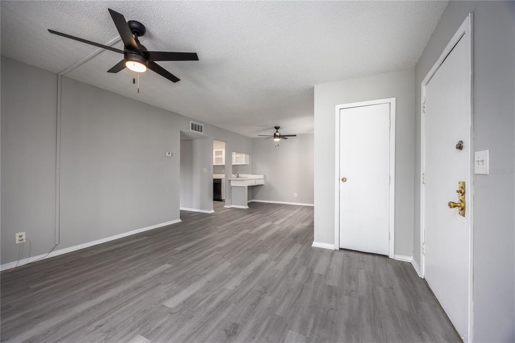 待售: $94,900 (1 贝兹, 1 浴室, 702 平方英尺)