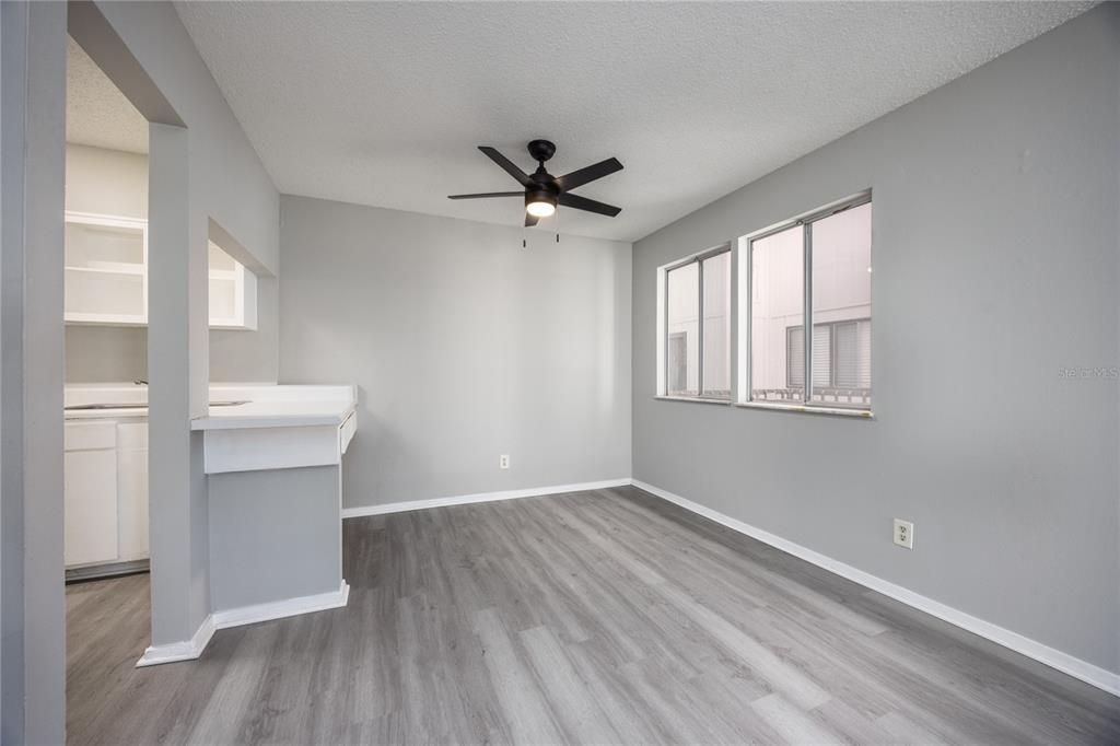 待售: $94,900 (1 贝兹, 1 浴室, 702 平方英尺)