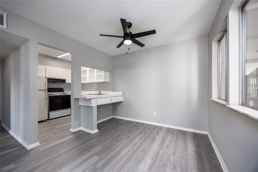 待售: $94,900 (1 贝兹, 1 浴室, 702 平方英尺)