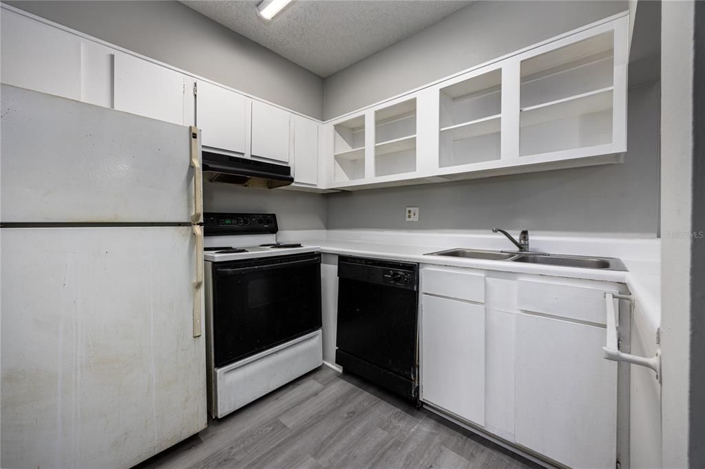 待售: $94,900 (1 贝兹, 1 浴室, 702 平方英尺)