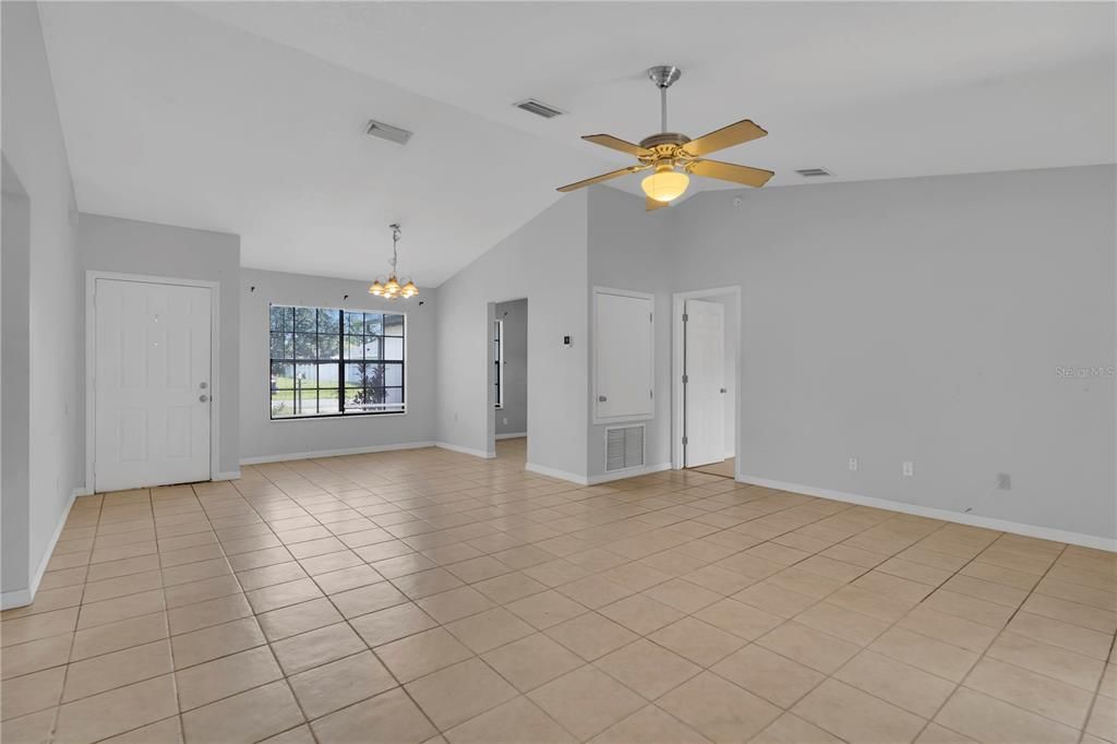 Activo con contrato: $230,000 (3 camas, 2 baños, 1293 Pies cuadrados)