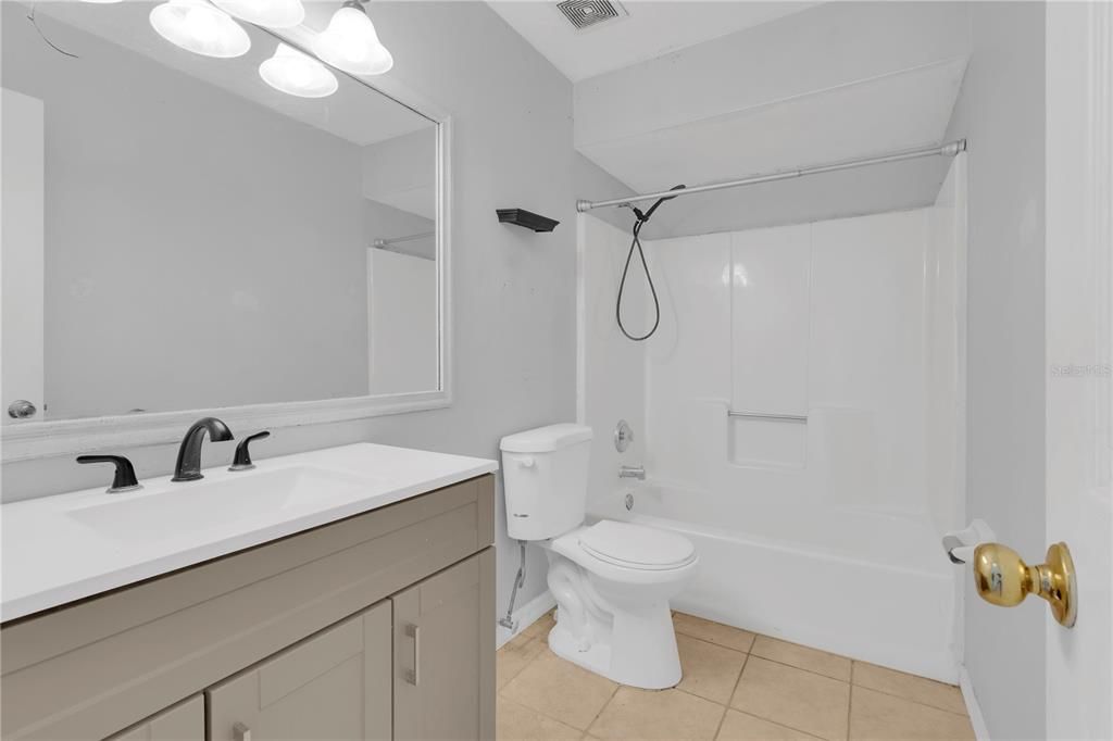 Activo con contrato: $230,000 (3 camas, 2 baños, 1293 Pies cuadrados)