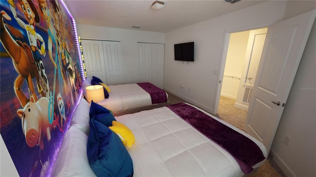 Active With Contract: $2,300 (3 beds, 2 baths, 1591 Square Feet)