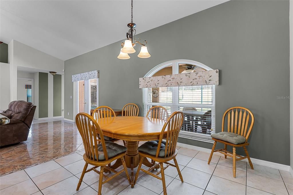 Под контрактом: $530,000 (4 спален, 2 ванн, 2272 Квадратных фут)