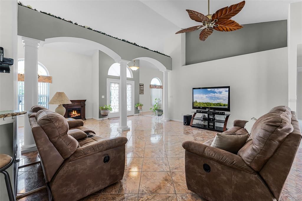 Под контрактом: $530,000 (4 спален, 2 ванн, 2272 Квадратных фут)