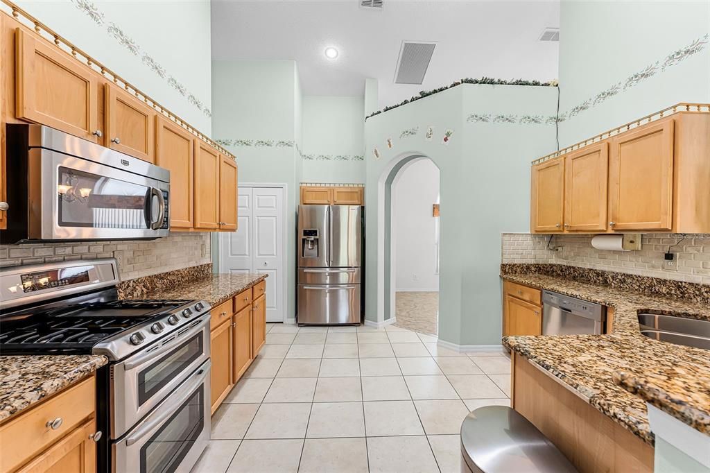 Под контрактом: $530,000 (4 спален, 2 ванн, 2272 Квадратных фут)