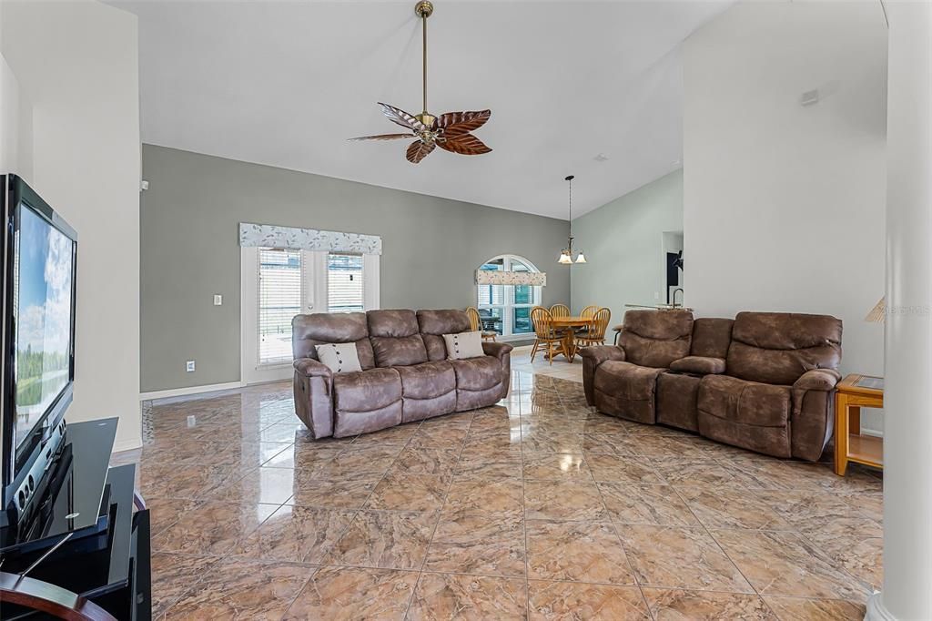 Под контрактом: $530,000 (4 спален, 2 ванн, 2272 Квадратных фут)