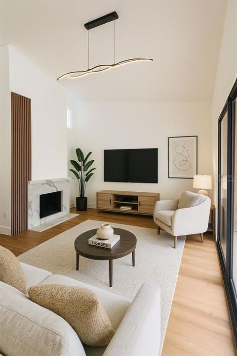 合同活跃: $214,000 (2 贝兹, 2 浴室, 1060 平方英尺)