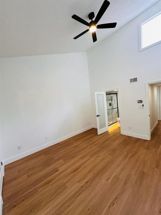 合同活跃: $214,000 (2 贝兹, 2 浴室, 1060 平方英尺)