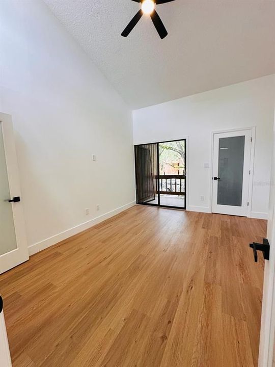 合同活跃: $214,000 (2 贝兹, 2 浴室, 1060 平方英尺)