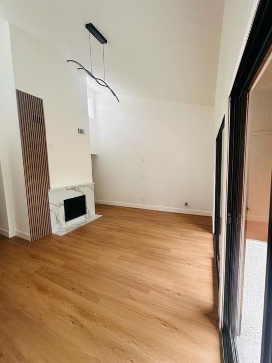 合同活跃: $214,000 (2 贝兹, 2 浴室, 1060 平方英尺)