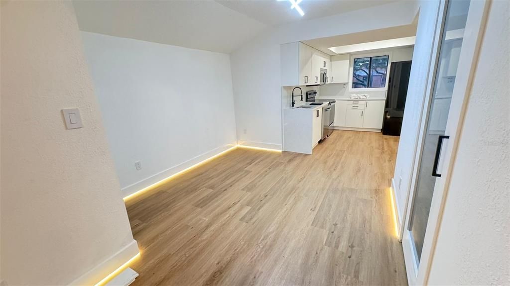 合同活跃: $214,000 (2 贝兹, 2 浴室, 1060 平方英尺)