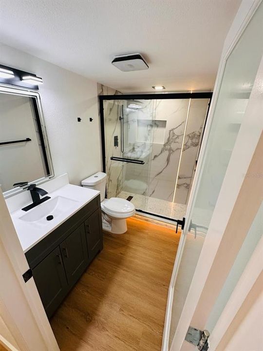 合同活跃: $214,000 (2 贝兹, 2 浴室, 1060 平方英尺)