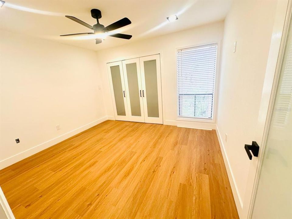 合同活跃: $214,000 (2 贝兹, 2 浴室, 1060 平方英尺)