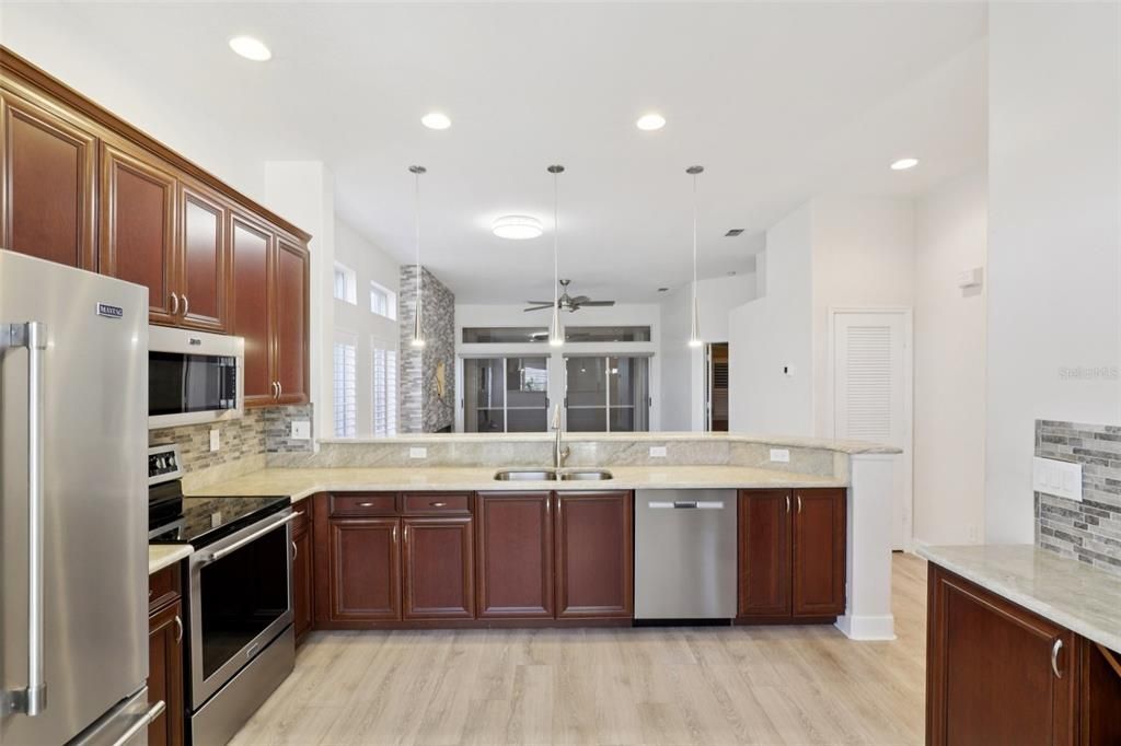 For Sale: $325,000 (2 beds, 2 baths, 1357 Square Feet)