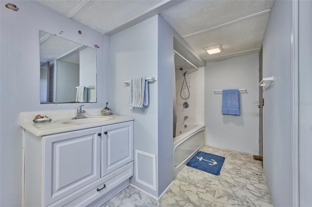 待售: $87,000 (2 贝兹, 2 浴室, 720 平方英尺)