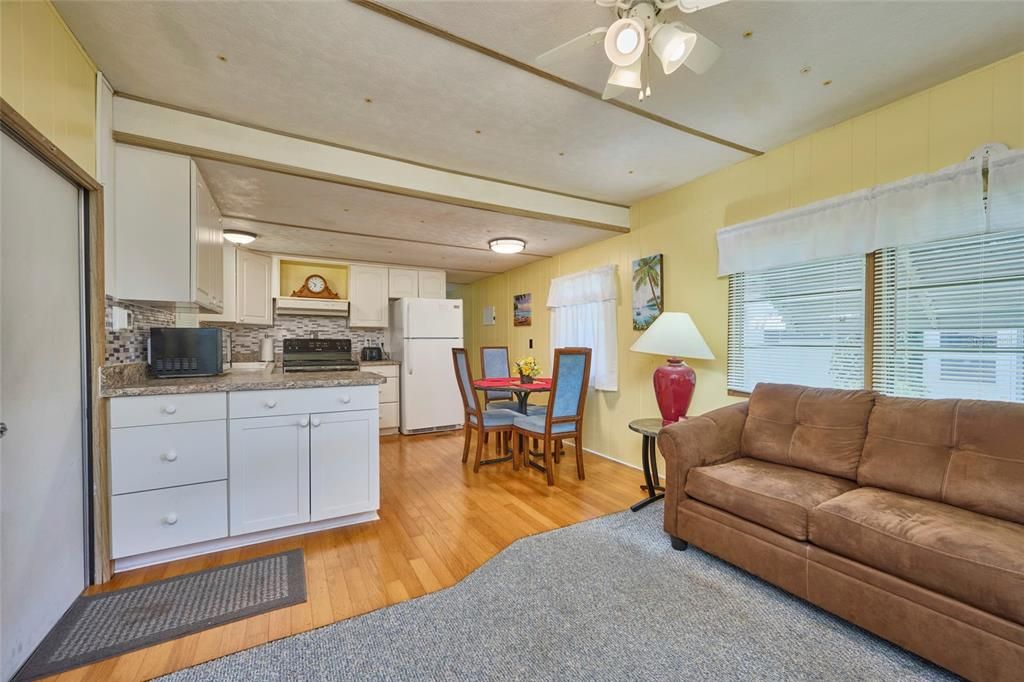 待售: $87,000 (2 贝兹, 2 浴室, 720 平方英尺)