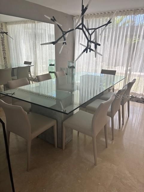 出租: $6,000 (4 贝兹, 2 浴室, 4000 平方英尺)