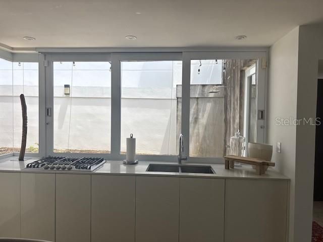 出租: $6,000 (4 贝兹, 2 浴室, 4000 平方英尺)