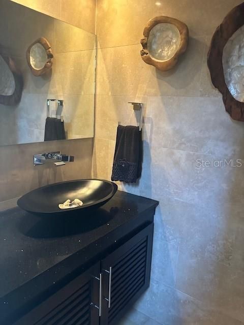 出租: $6,000 (4 贝兹, 2 浴室, 4000 平方英尺)